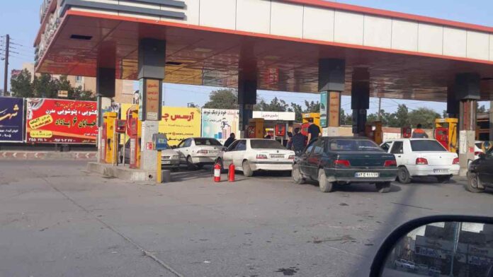 انتشار أمني مكثف أمام محطات الوقود: ذعر نظام الملالي من التحام أزمة المحروقات بغليان جيش الجياع