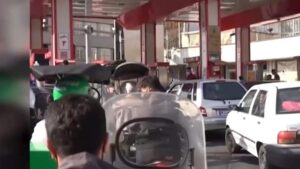مضاعفة أسعار الوقود: نظام الملالي يغامر بإشعال بركان الغضب الشعبي