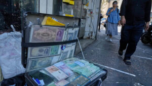 أسوشيتد برس: العملة الإيرانية تهوي إلى أدنى مستوى تاريخي وتتجاوز 2.5 مليون ريال للدولار
