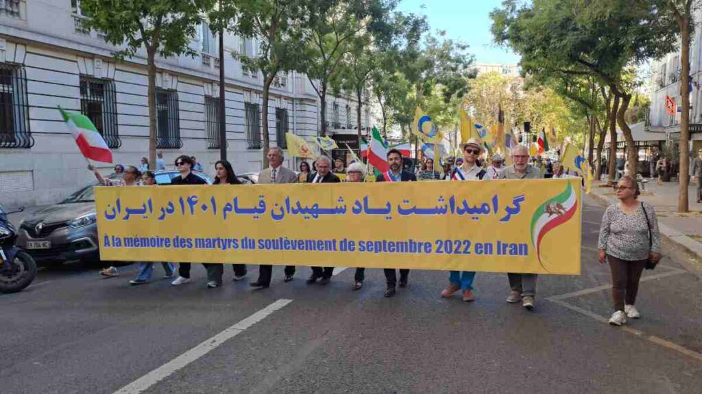 تظاهرة حاشدة للجالية الإيرانية في باريس بذكرى انتفاضة 2022