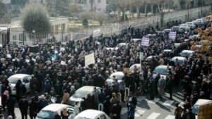 اعترافات بزشكيان تفضح رعب الولي الفقيه: النظام الإيراني يخشى بركان الغضب الداخلي أكثر من صواريخ الحرب