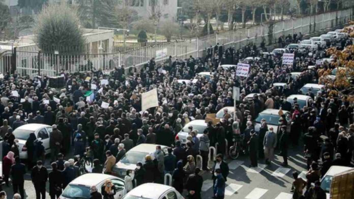 اعترافات بزشكيان تفضح رعب الولي الفقيه: النظام الإيراني يخشى بركان الغضب الداخلي أكثر من صواريخ الحرب
