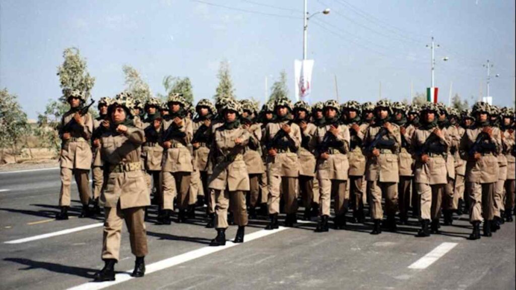 تجريد المقاومة الإيرانية من السلاح: كيف قدّم الغرب طوق نجاة لنظام الملالي؟