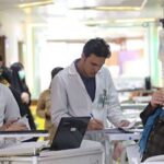 صحيفة شرق: 35% من الأطباء العامين في إيران تركوا ممارسة الطب واضطر بعضهم إلى العمل سائقي أجرة
