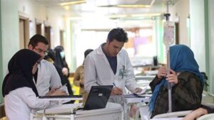 صحيفة شرق: 35% من الأطباء العامين في إيران تركوا ممارسة الطب واضطر بعضهم إلى العمل سائقي أجرة