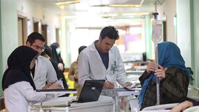 صحيفة شرق: 35% من الأطباء العامين في إيران تركوا ممارسة الطب واضطر بعضهم إلى العمل سائقي أجرة