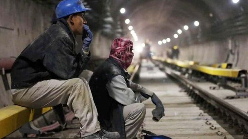 80% من العمال والموظفين في إيران تحت ضغط الفقر وخط الفقر يتجاوز ما يعادل 315 دولارا شهريا