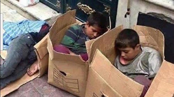الاطفال الفقراء الذين ينامون في الكراتين