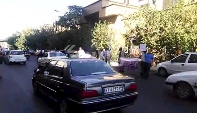 تجمع احتجاجي لمواطنين منهوبة أموالهم من قبل مؤسسة «إيران خودرو» أمام وزارة الصناعة والمعادن