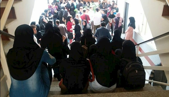 تجمع احتجاجي لطلاب جامعة سنندج الحرة للاحتجاج على شطب فرع الولادة والتمريض
