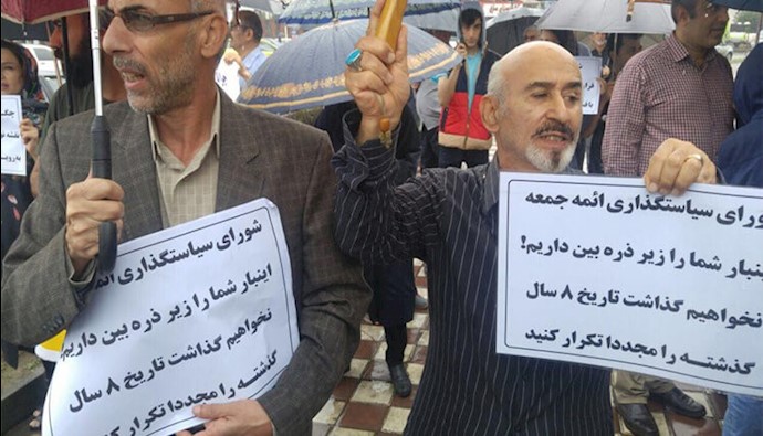تجمع احتجاجي لمقدمي طلب شراء مجمع «آدينه» بمدينة رشت للاحتجاج على عدم تسليم  وحدات هذا المجمع 