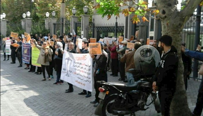 تجمع احتجاجي لمواطنين منهوبة أموالهم أمام المصرف المركزي في طهران