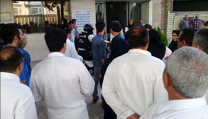 تجمع احتجاجي لمنتسبي مستشفى خميني لليوم الثاني على التوالي للاحتجاج على وضع المستشفى