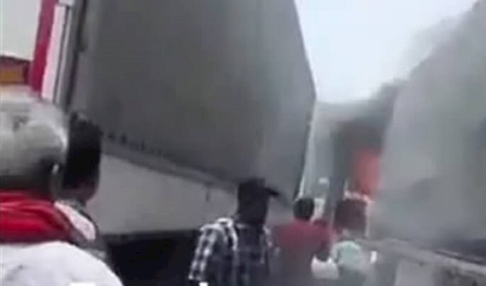 إضرام النار في شاحنات السائقين في محطة الشحن في بندرعباس 