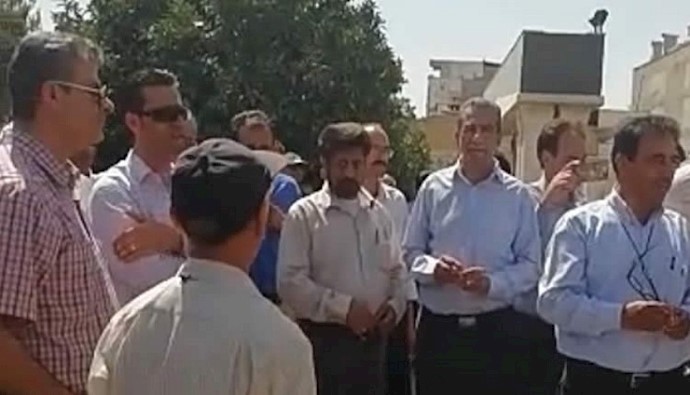 تجمع احتجاجي لمجموعة من المعلمين بمحافظة فارس