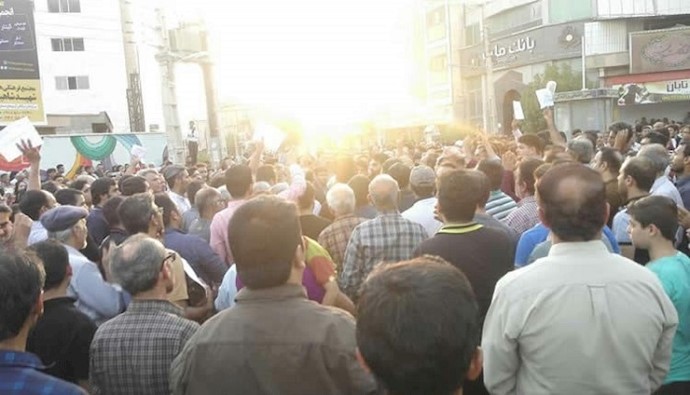 تجمع احتجاجي للمواطنين بمدينة براز جان  للاحتجاج  على شح المياه