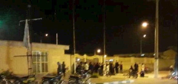 تجمع مواطنين وشبان عاطلين عن العمل بمدينة هويزه أمام القائممقامية