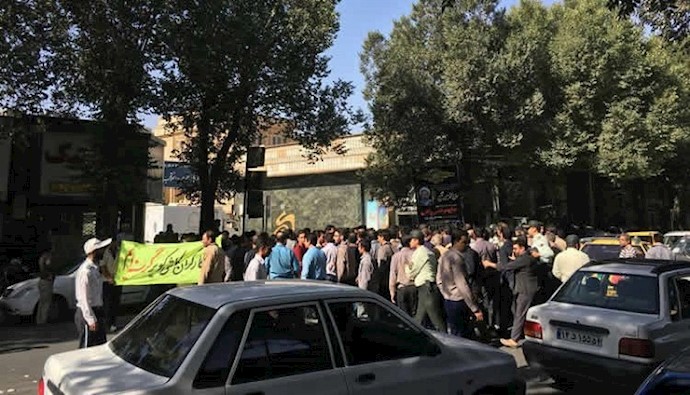 تجمع احتجاجي لعمال معمل «كوير» لإنتاج الكاشي بمدينة يزد تجمع احتجاجي لعمال معمل «كوير» لإنتاج الكاشي بمدينة يزد