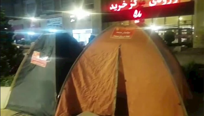 مواطنون منهوبة أموالهم يواصلون اعتصامهم الليلي بمدينة مشهد مواطنون منهوبة أموالهم يواصلون اعتصامهم الليلي بمدينة مشهد