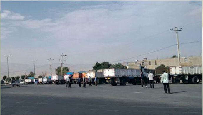 مدينة نهاوند –إضراب سائقي الشاحنات في مركزالشحن للمدينة