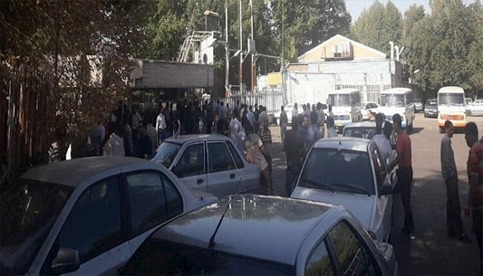 تجمع احتجاجي لعمال شركة «تولي برس» تجمع احتجاجي لعمال شركة «تولي برس»