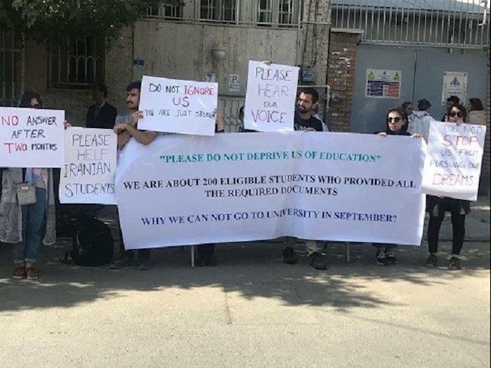 تجمع طلابي أمام السفارة الإيطالية في طهران