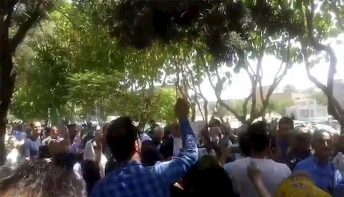 مظاهرات ضد النظام أمام مجلس شورى الملالي مظاهرات ضد النظام أمام مجلس شورى الملالي