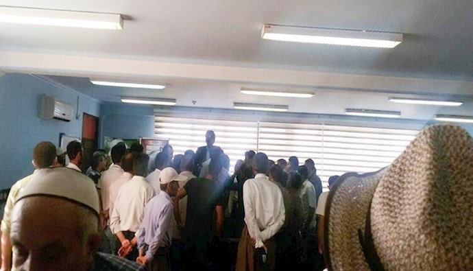 تجمع مزارعي بنجرالسكر في مكتب معمل « القصب السكري - قند» بمدينة نقده تجمع مزارعي بنجرالسكر في مكتب معمل « القصب السكري - قند» بمدينة نقده