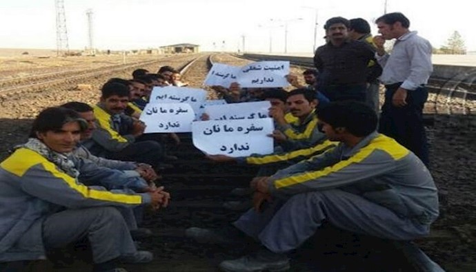 عمال السكك الحديدية في احمدآباد برفسنجان يغلقون خط السكة الحديدية عمال السكك الحديدية في احمدآباد برفسنجان يغلقون خط السكة الحديدية