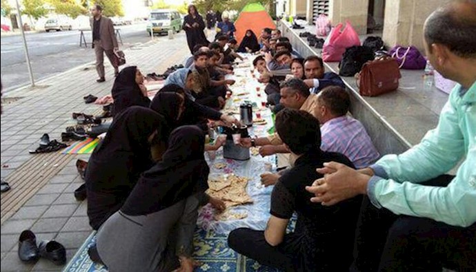 احتجاج لموظفي أسهم العدالة أمام منظمة الخصخصة يدخل يومه الرابع احتجاج لموظفي أسهم العدالة أمام منظمة الخصخصة يدخل يومه الرابع