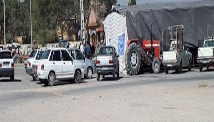 تجمع احتجاجي لمجموعة من المزارعين الكادحين في زيار بأصفهان