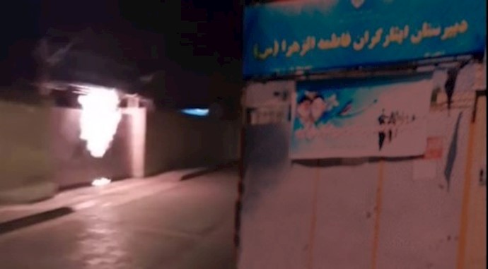 شیراز – لافتة تحمل صورة لخامنئي وخميني شیراز – لافتة تحمل صورة لخامنئي وخميني