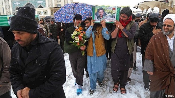 الأفغان الذين يشيّعون قتلاهم الذين سقطوا في سوريا وهم حفاة على الثلوج في مدينة مشهد