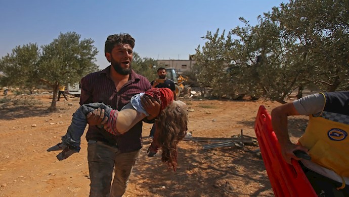 شاب يحمل جثة طفلة شاباً يحمل جثة طفلة