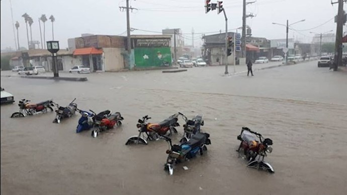 السيول تجتاح محافظة بوشهر