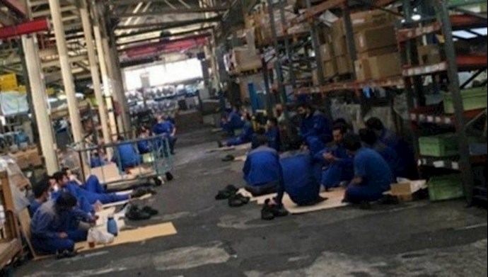 إضراب عمال مصنع ”إيران خودرو“ في خراسان الرضوية إضراب عمال مصنع ”إيران خودرو“ في خراسان الرضوية