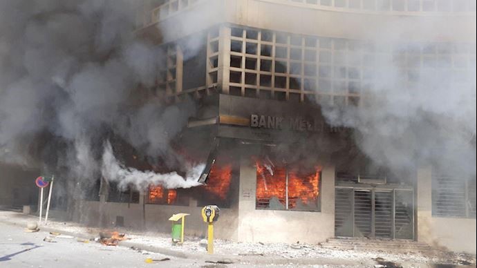 متظاهرون يحرقون بنك ملي في مدينة بهبهان