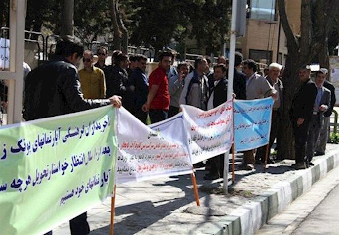 احتجاج المعلمين المتقاعدين أمام وزارة العمل