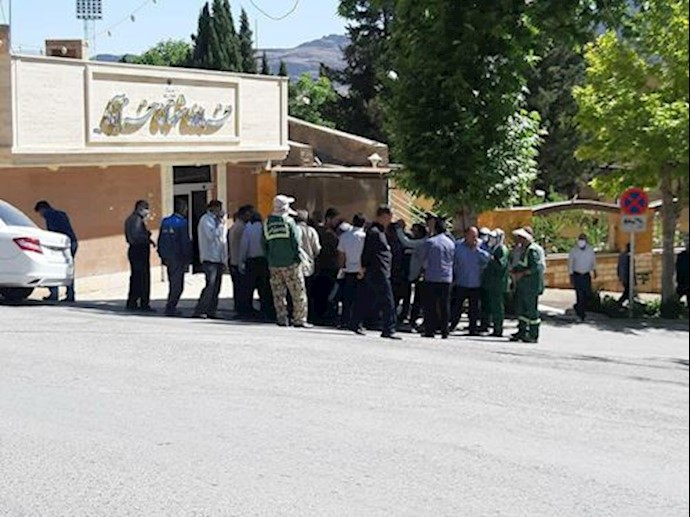 تجمع عمال المساحات الخضراء في بلدية خرم آباد