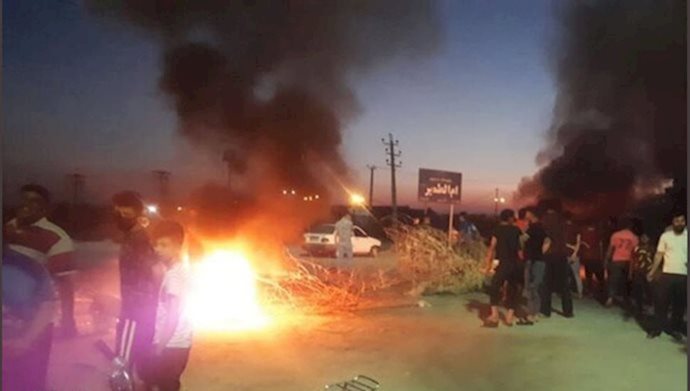 سكان قرية أم الطمير في الأهواز يتظاهرون ويغلقون الطريق القديم المؤدي إلى خرمشهر