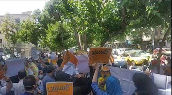تجمع احتجاجي لمواطنين منهوبة أموالهم في طهران 