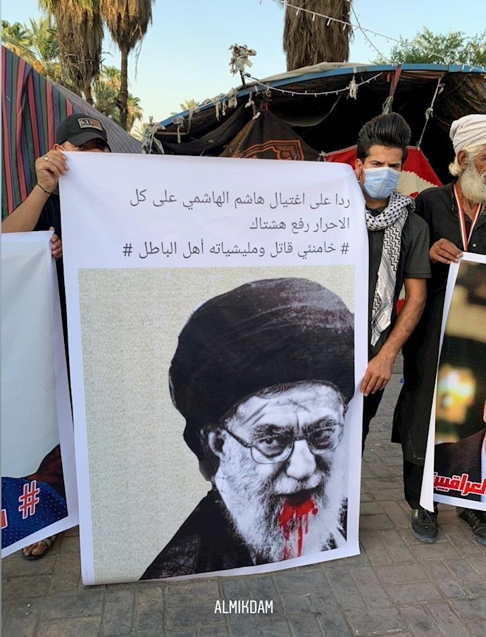 صورة المرشد الإيراني مكتوب عليها خامنئي قاتل