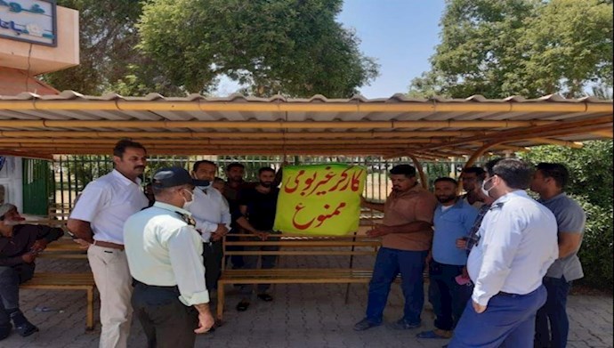 تجمع احتجاجي لمواطني مدينة جراحي أمام مستشفى ”نفط“ في ماهشهر