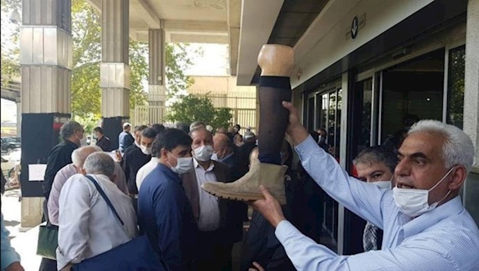 تجمع احتجاجي لمتقاعدين لوزارة النفط أمام مبنى الوزارة في طهران1