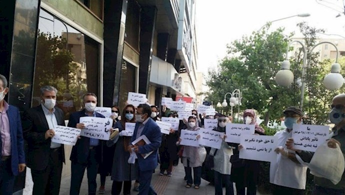 تجمع معلمين أمام مبنى وزارة التربية والتعليم
