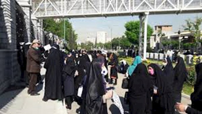 تجمع احتجاجي حاشد لمعلمي حركة محو الأمية أمام مجلس شورى النظام
