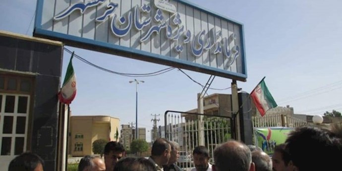 تجمع احتجاجي لعمال بلدية خرمشهر احتجاجا على عدم دفع رواتبهم المتأخرة لعدة أشهر