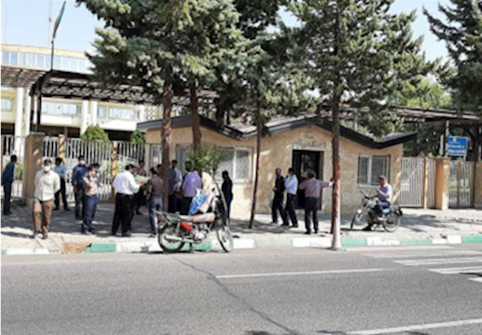 تجمع احتجاجي لعدد من العمال المفصولين في المساحات الخضراء لبلدية زنجان