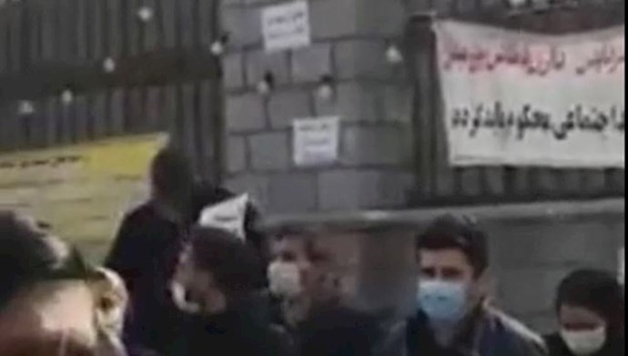تجمع احتجاجي لمساهمي بورصة طهران أمام مجلس الشورى للنظام