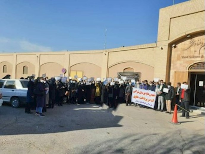 إضراب عاملين متعاقدين  لمركز الصحة في يزد 